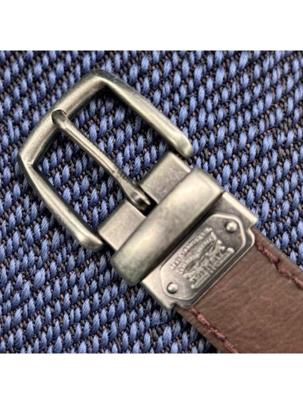 Levis Mens Brown Synthetic Leather Belt With Antique Silver Buckle Size S 30-32 - Picture 3 of 5
